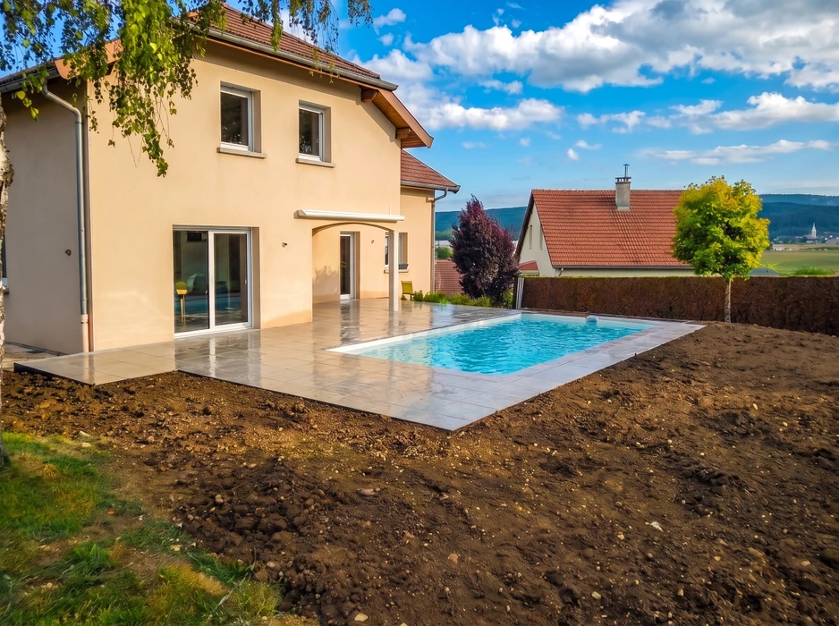 Aménagement extérieur neuf d'une maison moderne