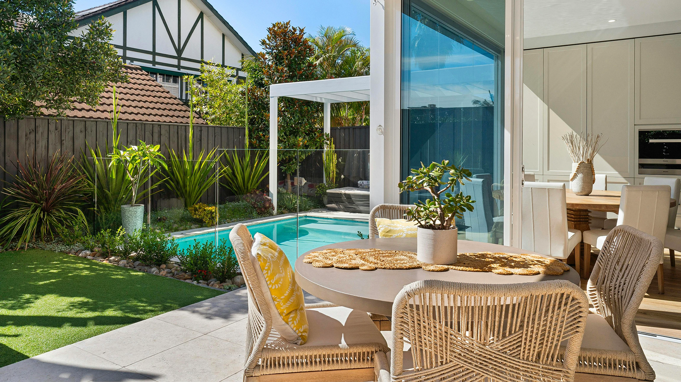 Grande résidence moderne avec grand jardin pavé
