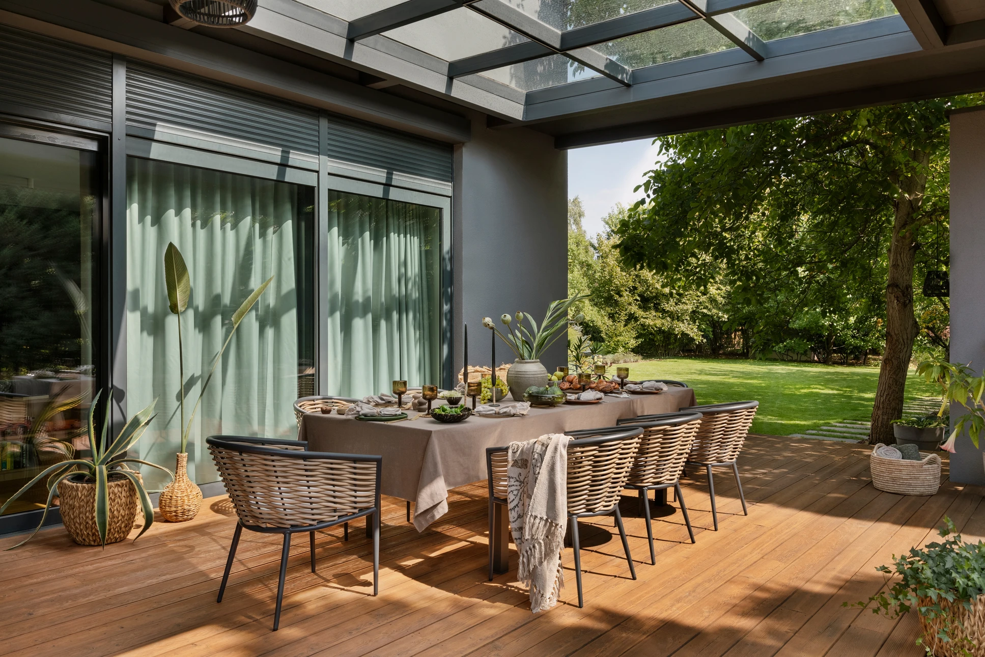 Terrasse extérieure avec mobilier de jardin moderne sur dallage en grès cérame grand format